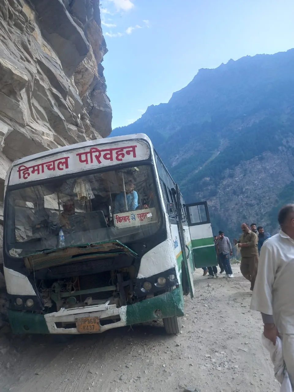 Chamba Pangi News: किलाड़ से सुराल रूट पर जा रही HRTC बस रास्ते में हुई खराब,यात्रियों को उठानी पड़ी परेशानी